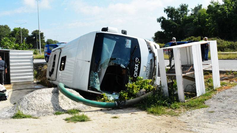 Antalya'da Tur Midibüsü Devrildi: 18'i Turist 19 Yaralı