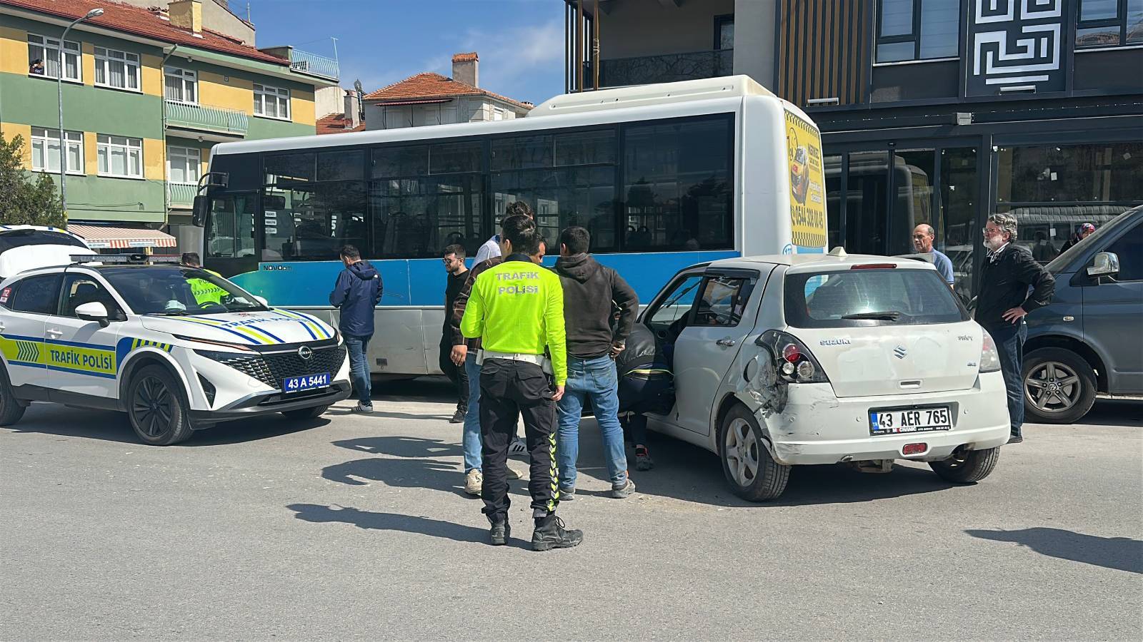 Ehliyetine El Konulan Sürücüden Kaza: Otobüse Çarptı