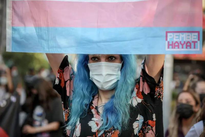 Hormon ilaçlarındaki kısıtlamalar trans bireyleri nasıl etkiliyor?