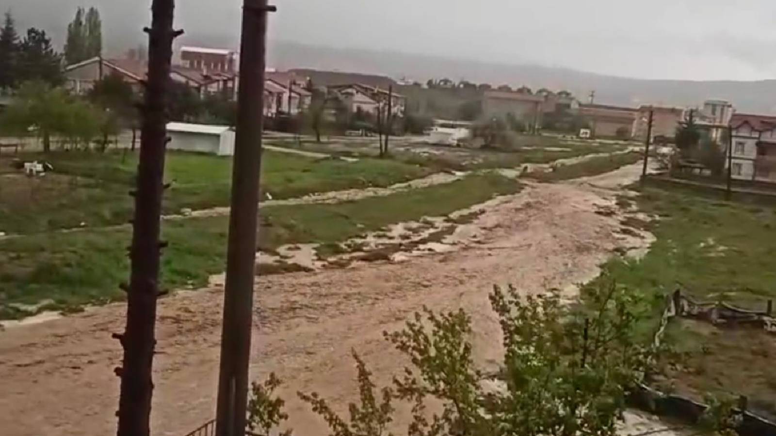 Kırıkkale'de şiddetli sağanak: Dereler taştı, evler su altında