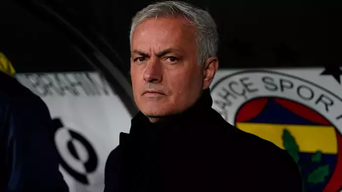Mourinho, Kayserispor'un eksik oyuncuları hakkındaki soruya sinirlendi: Maçı konuşalım