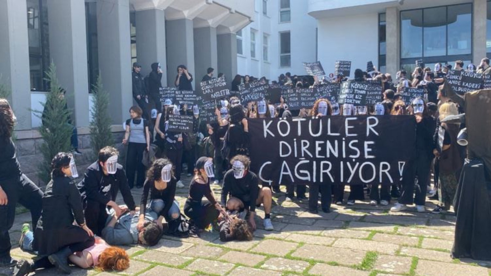 Odtü'lüler'den 13 Yıl Sonra "Kötüler Direnişe Çağırıyor" Eylemi Tekrar Sahneye Koyuldu