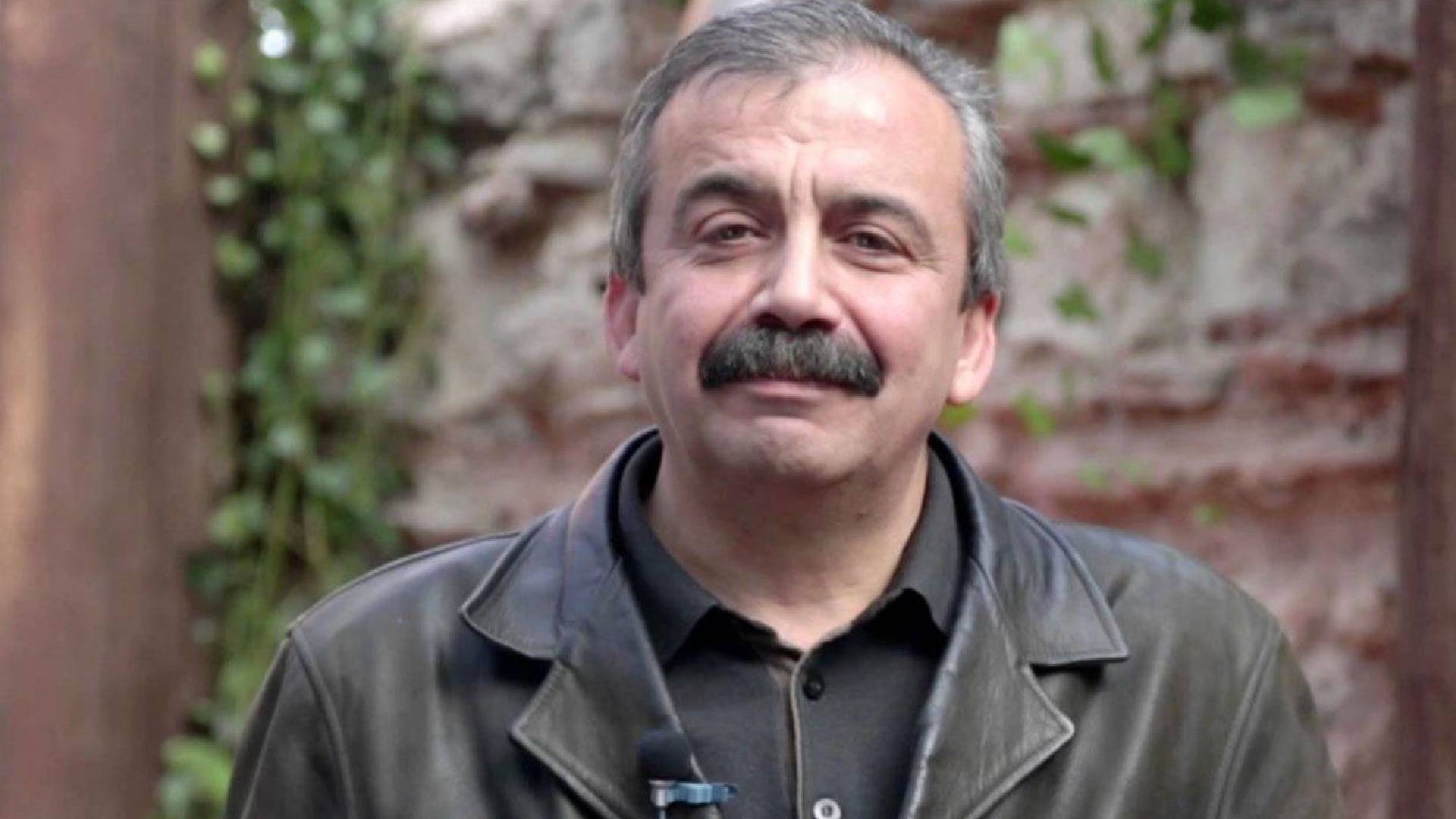 Sırrı Süreyya, Heykelini Yaşarken Yontanlardan