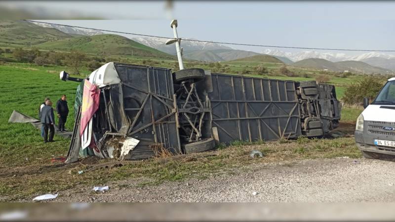 Van'da Yolcu Otobüsü Devrildi: Çok Sayıda Yaralı Var